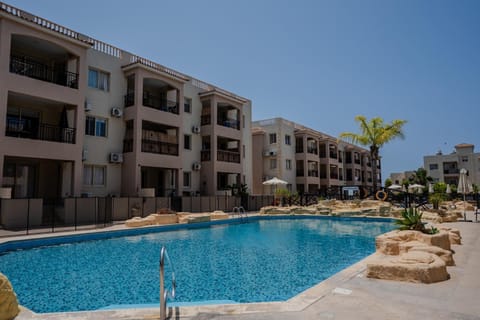 Property building, Swimming pool, Swimming pool, sunbed
