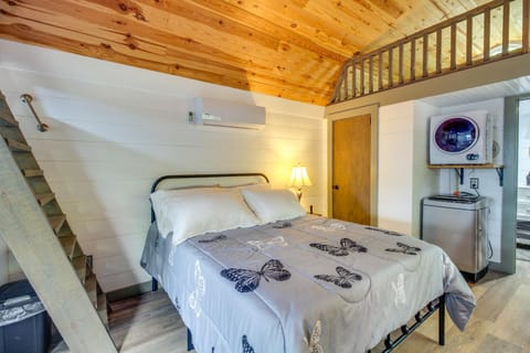 Private Deck and Hot Tub Gem Near Guntersville Lake Apartment in Alabama