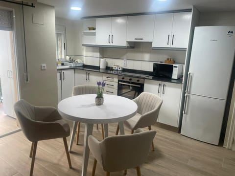 Kitchen or kitchenette, Dining area, oven, stove