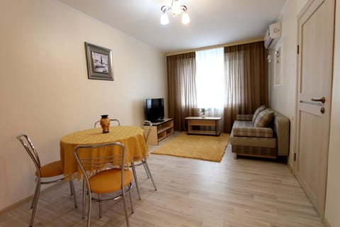 Day, TV and multimedia, Living room, Photo of the whole room, Seating area, Dining area