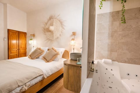Bed, Hot Tub, Bathroom, Photo of the whole room, Bedroom, towels