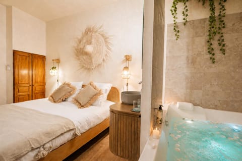 Bed, Hot Tub, Bedroom, Bath, towels