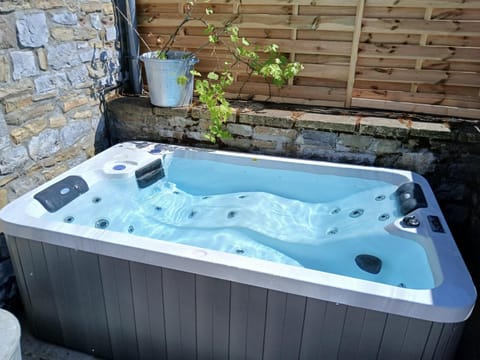 Hot Tub, Hot Tub, Spa and wellness centre/facilities, furniture