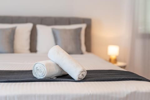 Bed, Photo of the whole room, Bedroom, towels