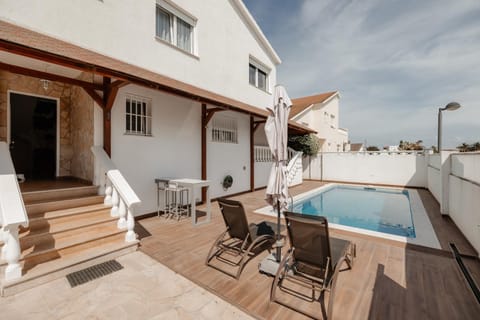 Patio, Balcony/Terrace, Swimming pool, sunbed