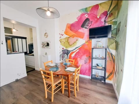 Seating area, Dining area