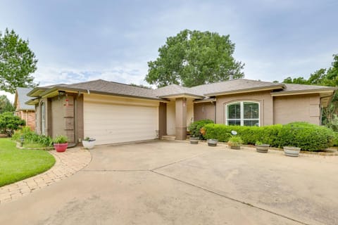 5 Mi to Lewisville Lake Couples Retreat with Yard House in Lewisville