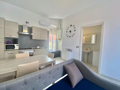 Kitchen or kitchenette, Living room, Seating area, Dining area, minibar, oven, stove