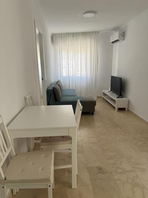 Communal lounge/ TV room, TV and multimedia, Living room, Seating area, Dining area, Evening entertainment, air conditioner