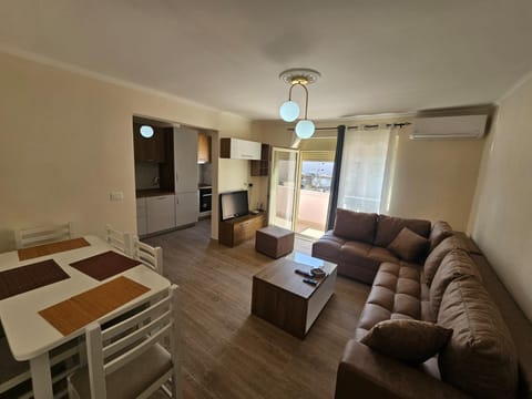TV and multimedia, Kitchen or kitchenette, Living room, Seating area, Dining area