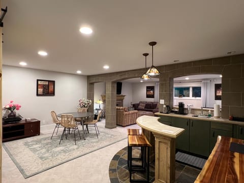 TV and multimedia, Coffee/tea facilities, Living room, Seating area, Dining area, microwave, toaster