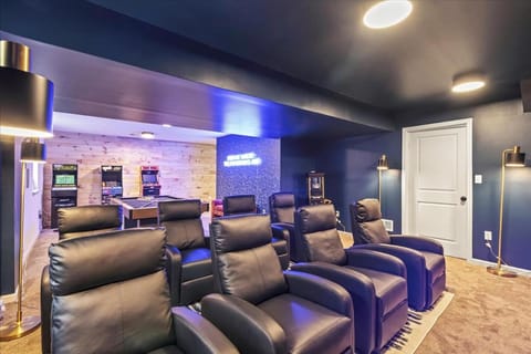 5 Br Sleeps 14 Hot Tub-Sauna-Movie Theatre-Arcade House in Tunkhannock Township