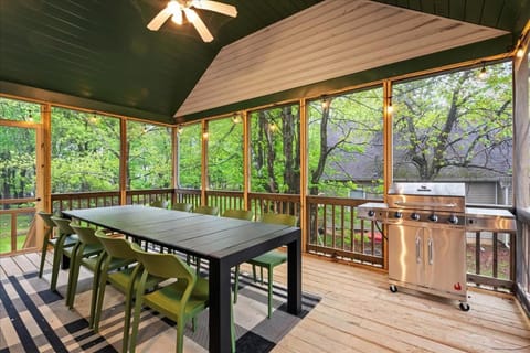 5 Br Sleeps 14 Hot Tub-Sauna-Movie Theatre-Arcade House in Tunkhannock Township