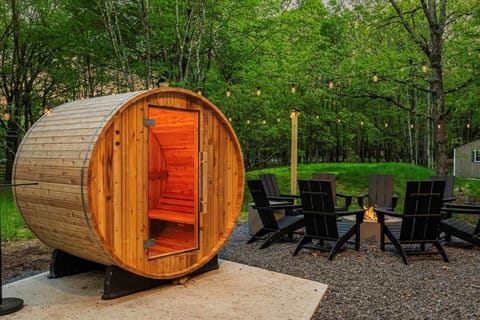 5 Br Sleeps 14 Hot Tub-Sauna-Movie Theatre-Arcade House in Tunkhannock Township