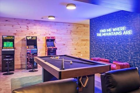 5 Br Sleeps 14 Hot Tub-Sauna-Movie Theatre-Arcade House in Tunkhannock Township