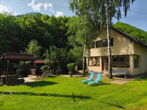 Property building, Day, Natural landscape, sunbed