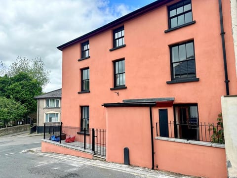 Luxury apartment, Mountain View in a Heritage Town Apartment in Llanfoist Fawr
