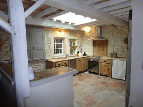 Kitchen or kitchenette, dishwasher, stove