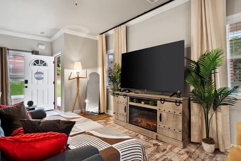 Communal lounge/ TV room, TV and multimedia, Living room, Seating area, Evening entertainment