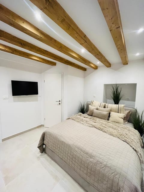 Bed, TV and multimedia, Photo of the whole room