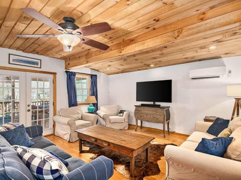 Lakefront House In A Quiet Cove - Kayaks Available House in Lake Lure