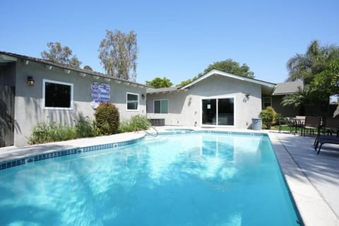 Property building, Patio, Day, Pool view, Swimming pool, Swimming pool, sunbed