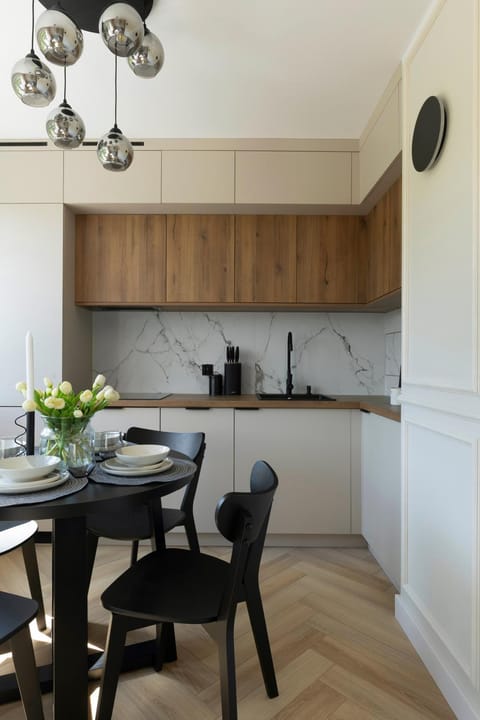 Kitchen or kitchenette, Dining area, stove