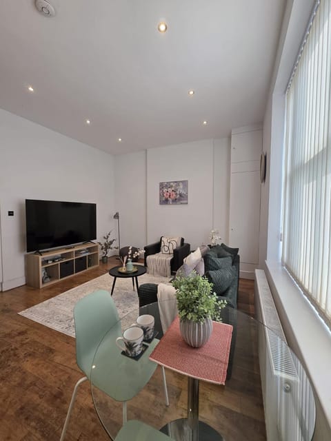 Communal lounge/ TV room, TV and multimedia, Living room, Seating area, Dining area, Evening entertainment