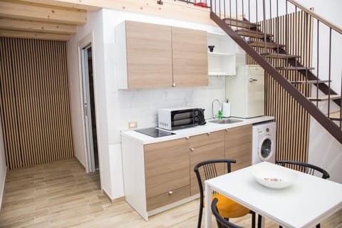 Kitchen or kitchenette, Dining area, stove, washing machine