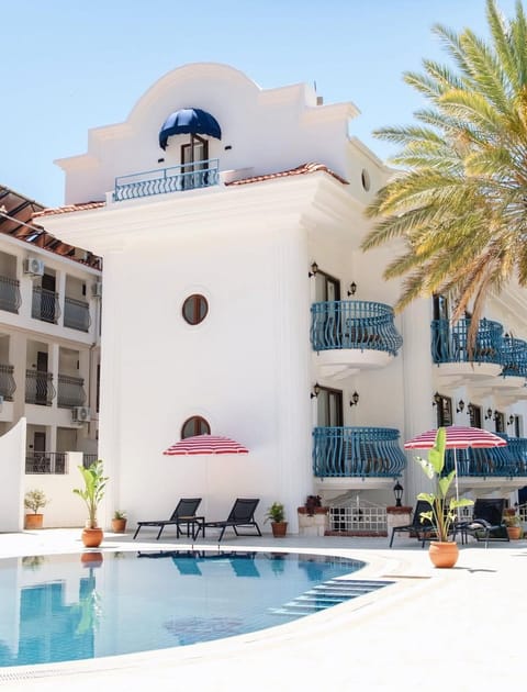 Property building, Swimming pool, sunbed