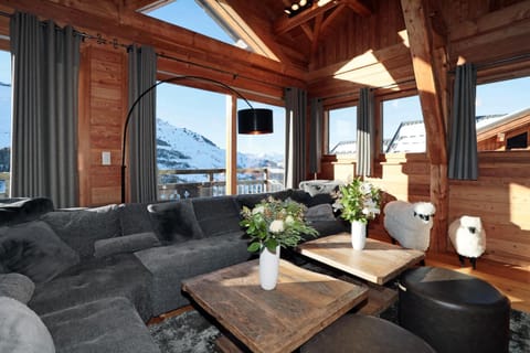 Communal lounge/ TV room, Natural landscape, TV and multimedia, Living room, Seating area, Evening entertainment, Mountain view