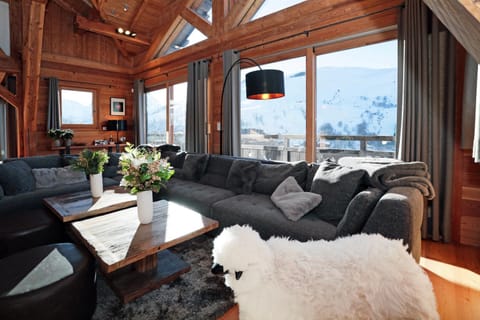 Communal lounge/ TV room, Natural landscape, TV and multimedia, Living room, Seating area, Evening entertainment