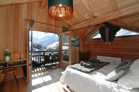 Bed, Natural landscape, View (from property/room), Balcony/Terrace, Living room, Photo of the whole room, Seating area, Dining area, Bedroom, Mountain view