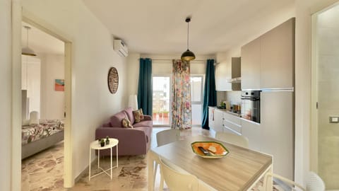 Kitchen or kitchenette, Living room, Seating area, Dining area