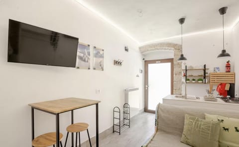 Bed, TV and multimedia, Kitchen or kitchenette, Living room, Photo of the whole room, Seating area, Dining area, Bedroom, minibar, oven