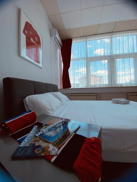 Bed, Photo of the whole room, Bedroom, air conditioner