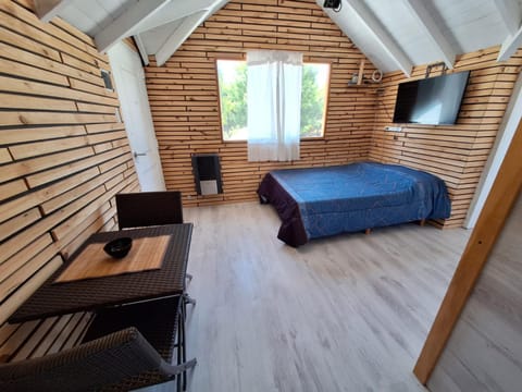 Bed, TV and multimedia, Bedroom