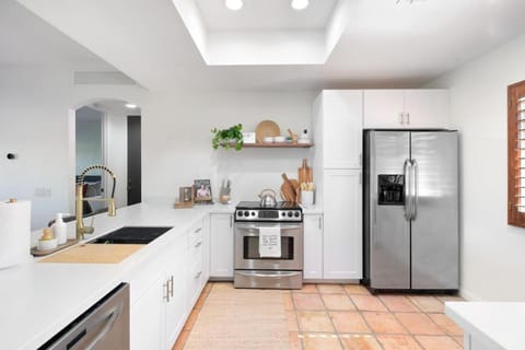 Resort-style living with golf tennis pools and views House in Cathedral City