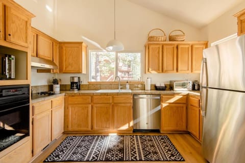 Walk to Palisades Village Pet Friendly 2BR Chalet House in Palisades Tahoe (Olympic Valley)