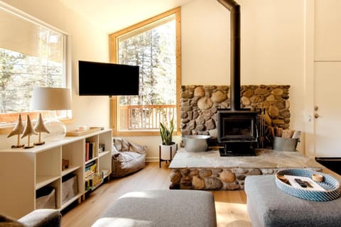 Walk to Palisades Village Pet Friendly 2BR Chalet House in Palisades Tahoe (Olympic Valley)