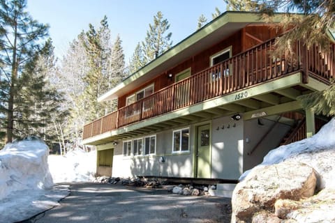 Walk to Palisades Village Pet Friendly 2BR Chalet House in Palisades Tahoe (Olympic Valley)