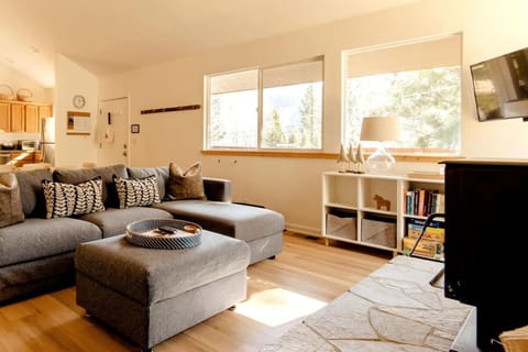 Walk to Palisades Village Pet Friendly 2BR Chalet House in Palisades Tahoe (Olympic Valley)