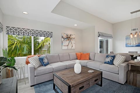 Chic Upstairs Condo Steps from Strands Beach Apartment in Dana Point