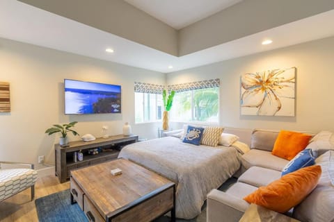 Chic Upstairs Condo Steps from Strands Beach Apartment in Dana Point