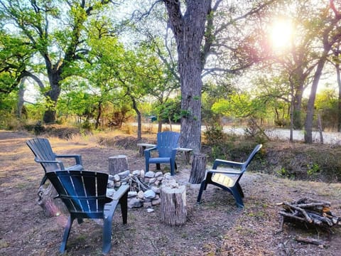 TJs Escape Landmark Oak Tree 1mile2river House in Rio Grande