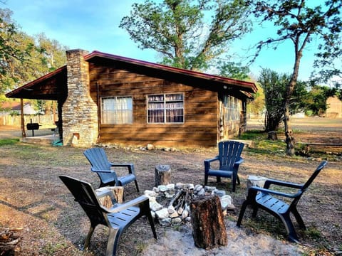 TJs Escape Landmark Oak Tree 1mile2river House in Rio Grande