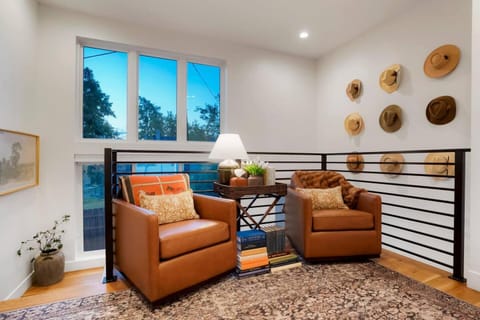 Million Dollar Rooftop MTN Views -2 King Beds-DT Golden House in Golden