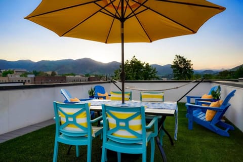 Patio, Natural landscape, View (from property/room), Balcony/Terrace, Dining area, Mountain view