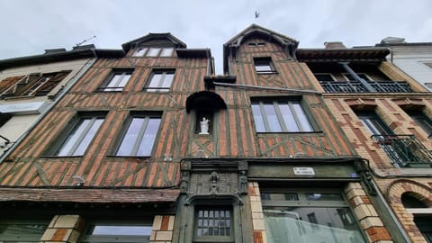 Property building, Day, Landmark view