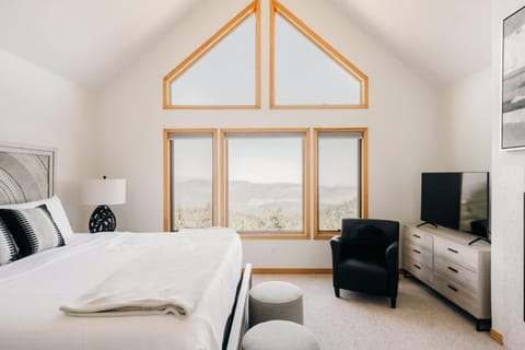 Bed, TV and multimedia, Bedroom